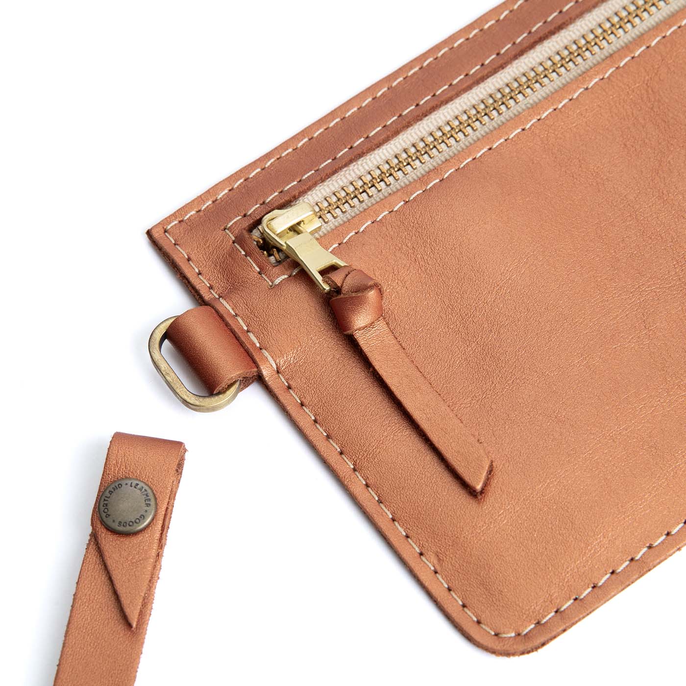 Hava | Flat leather pouch with zipper and wristlet close up