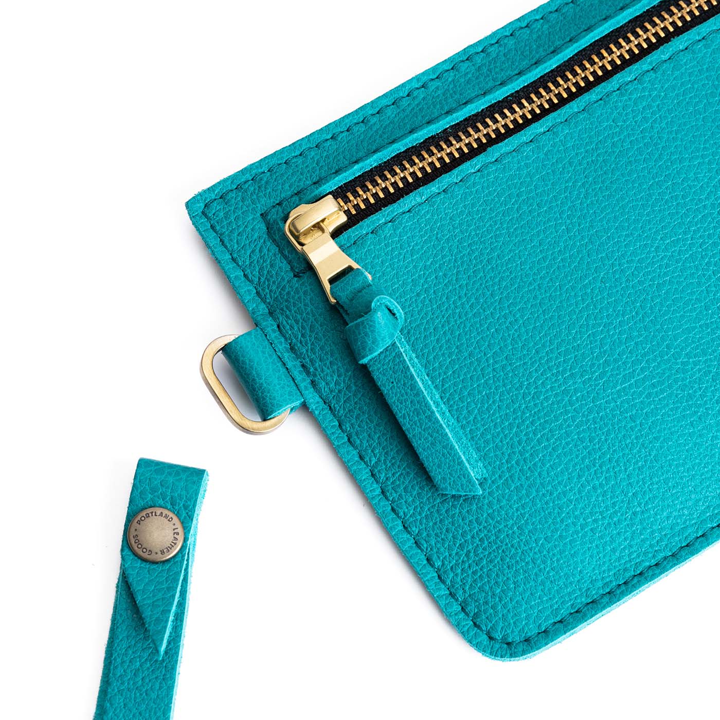 Baja | Flat leather pouch with zipper and wristlet close up