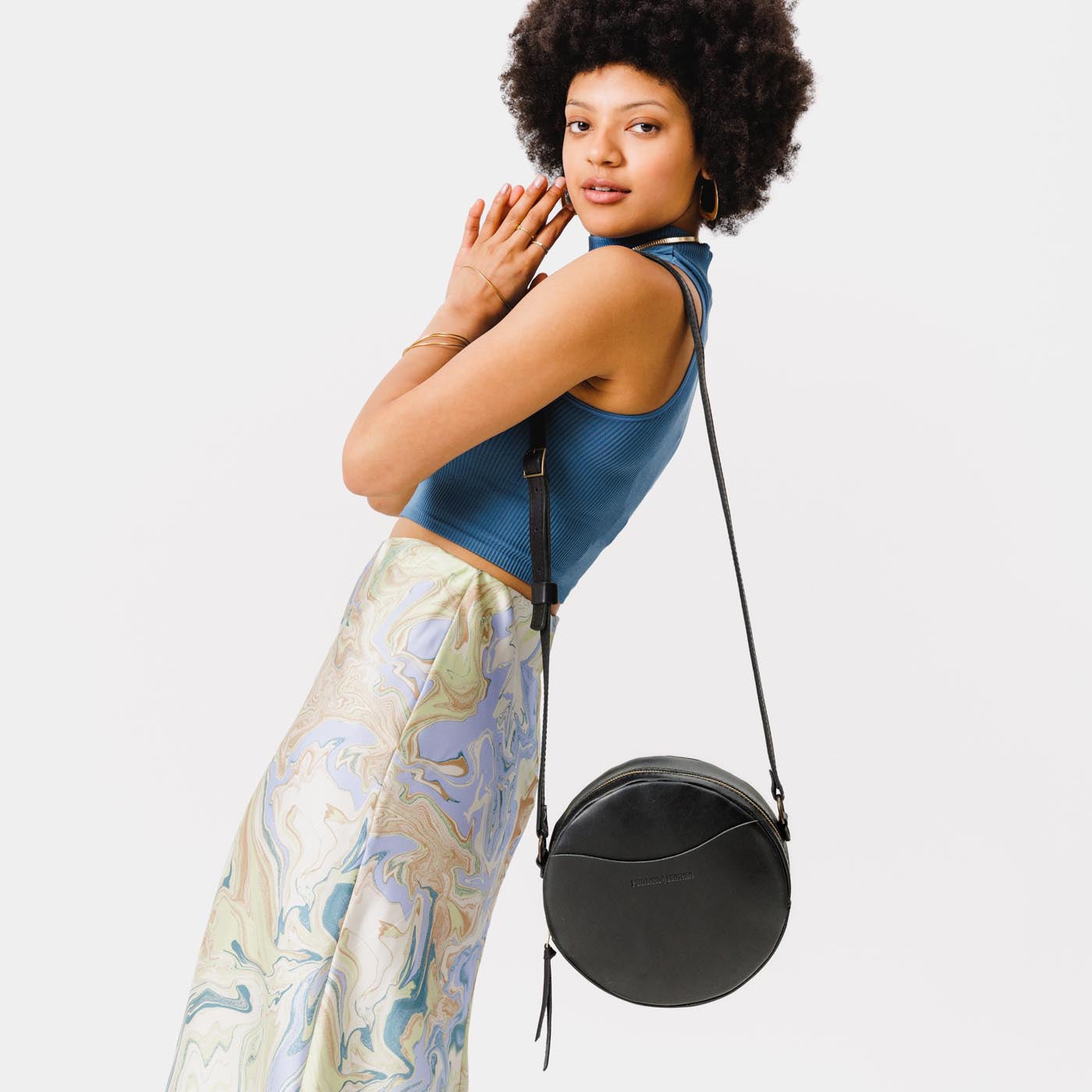 Black*Large | Circle shaped crossbody bag with top zipper