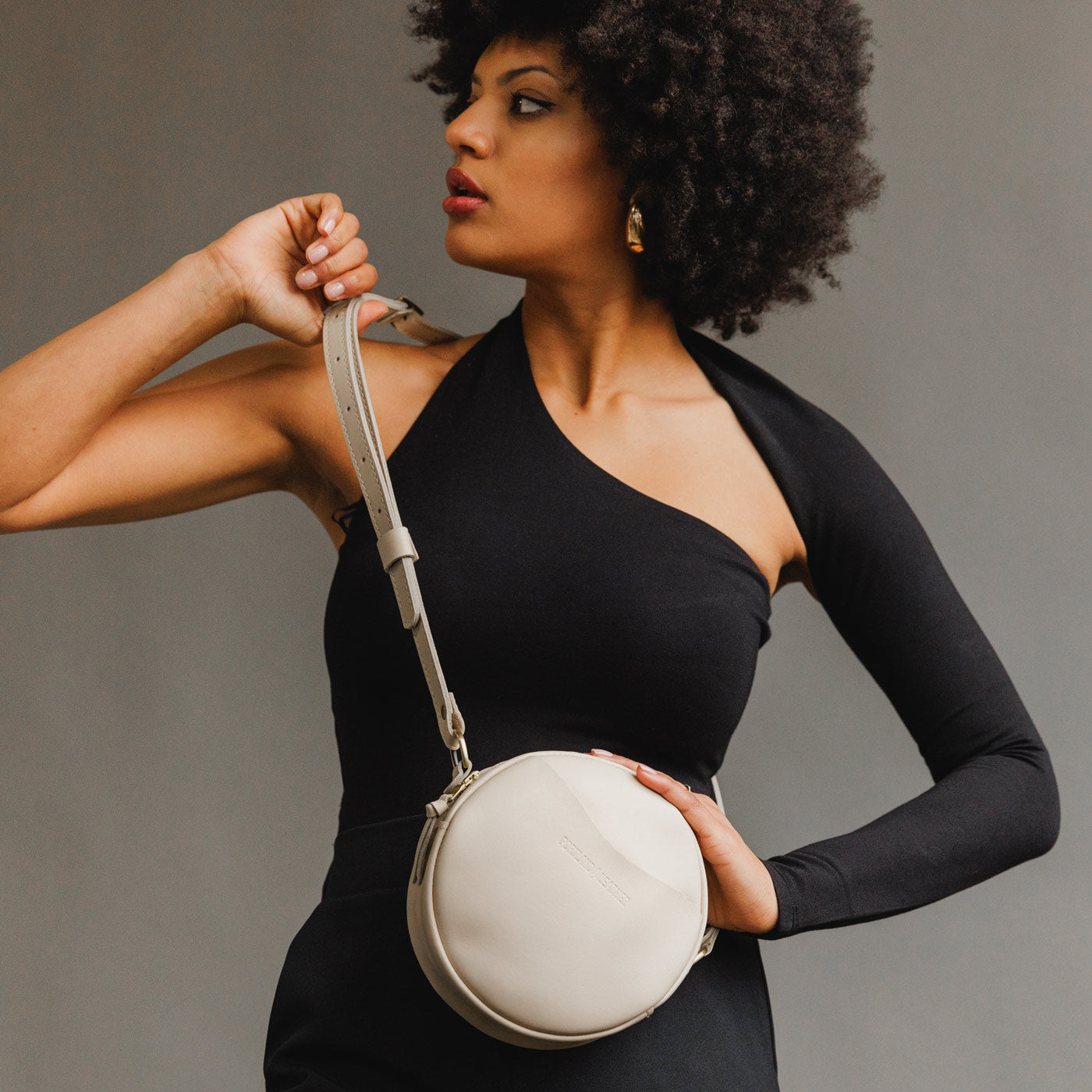 Bone Small | Circle shaped crossbody bag with top zipper