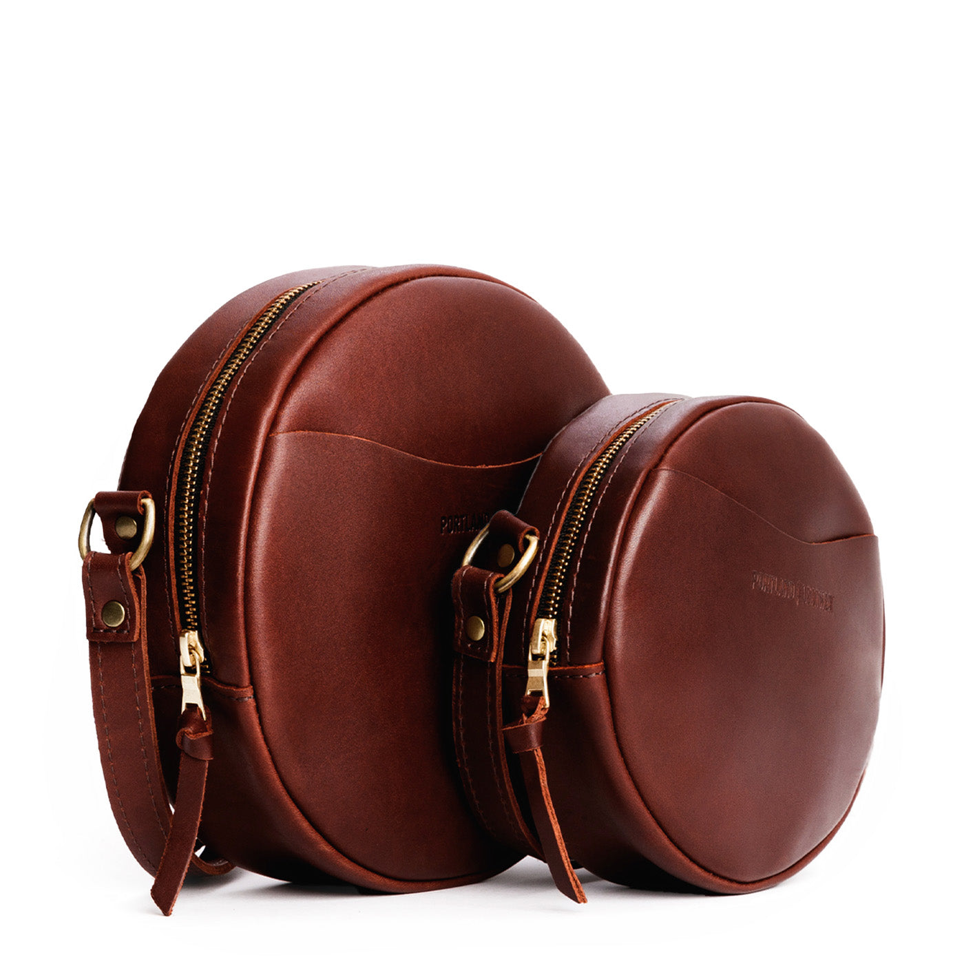 Cognac | Circle shaped crossbody bag with top zipper