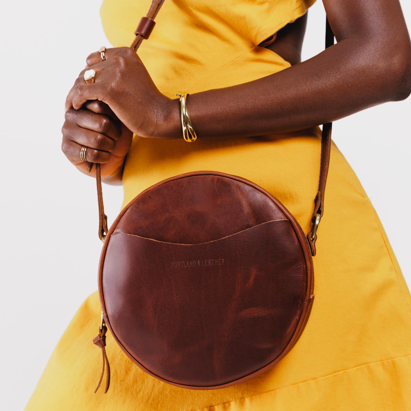 Timber*Large | Circle shaped crossbody with exterior pocket and top zipper