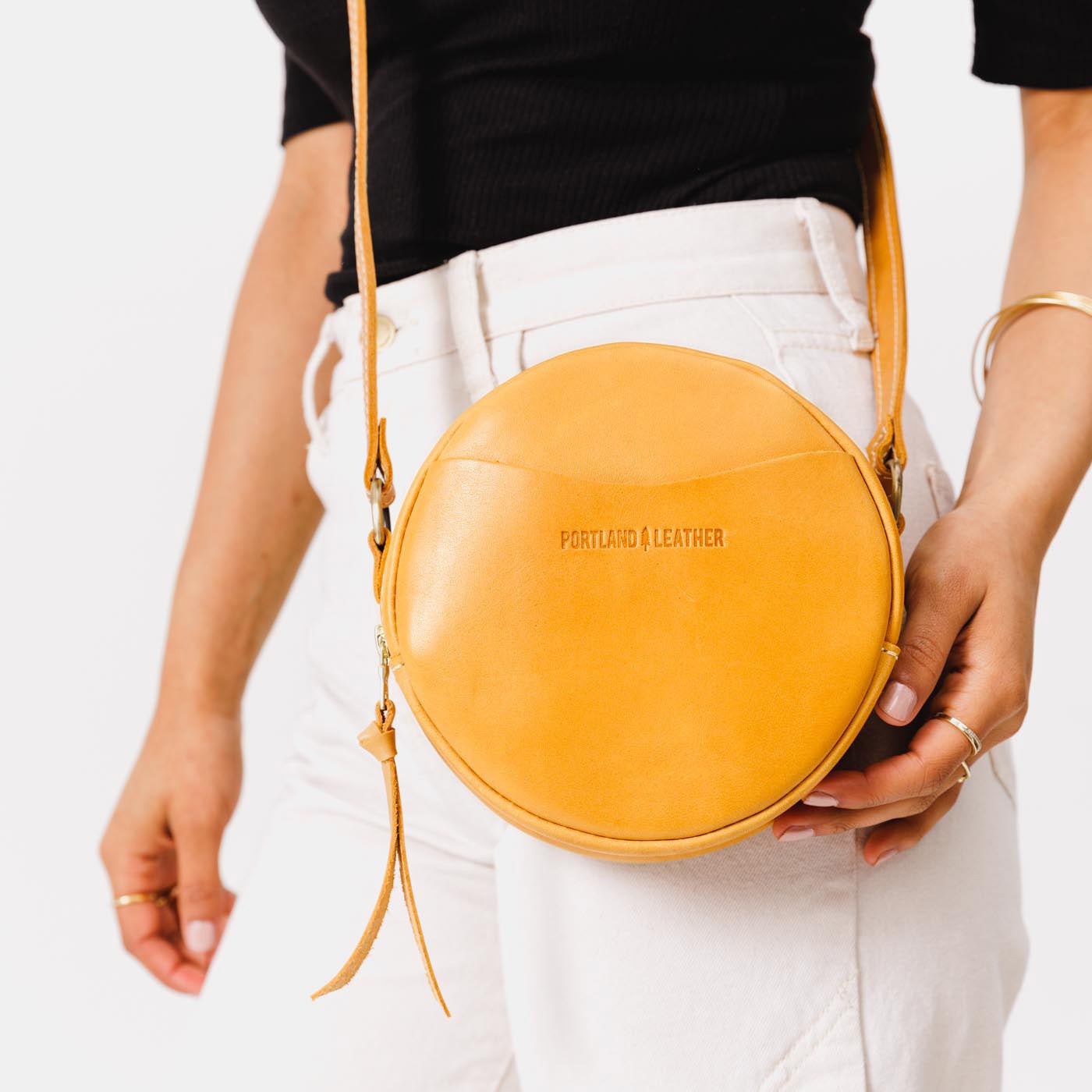 Sunflower Small | Circle shaped crossbody bag with top zipper