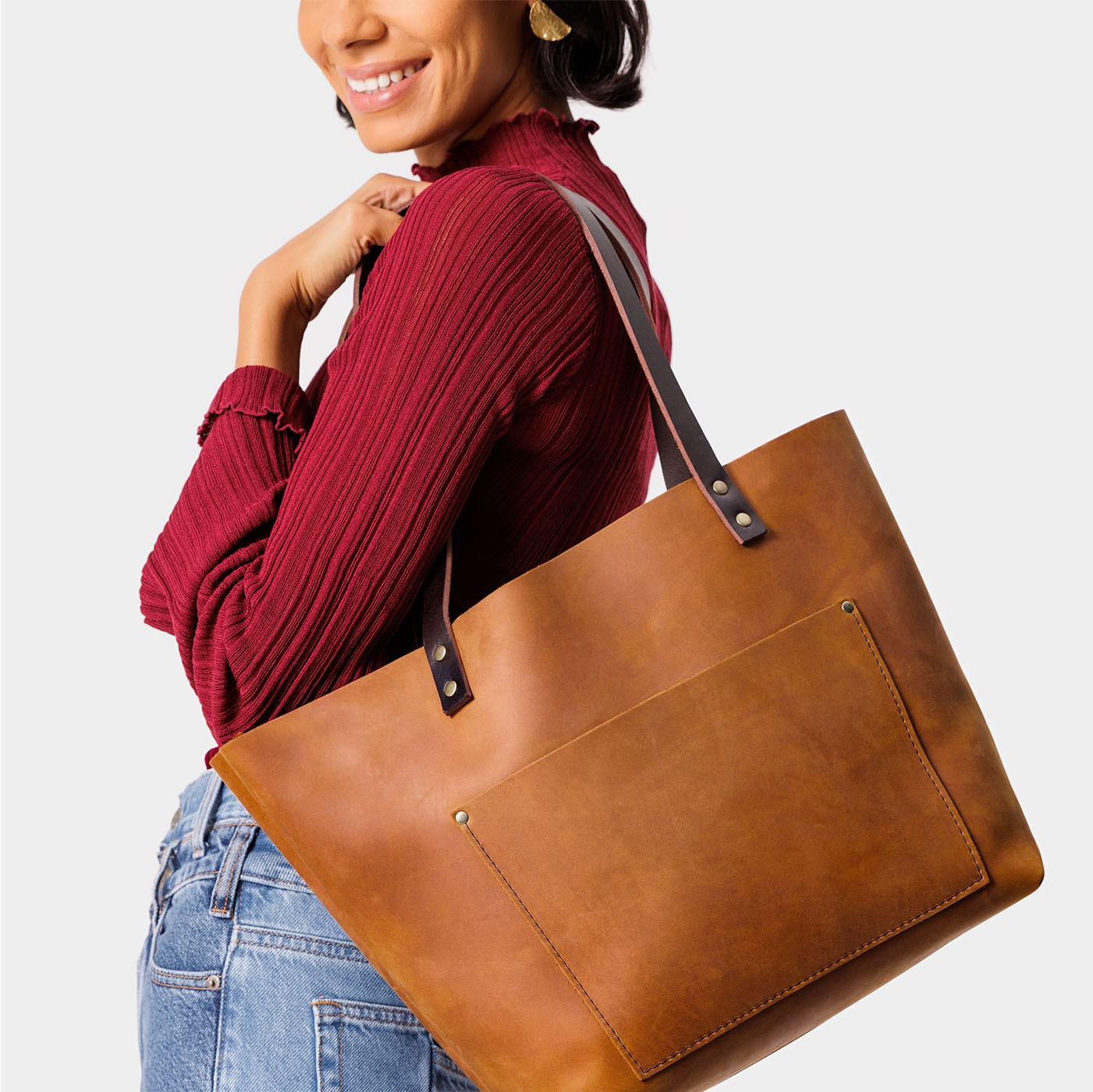 Dakota*Classic | Model holding large leather tote bag with sturdy bridle handles and front pocket