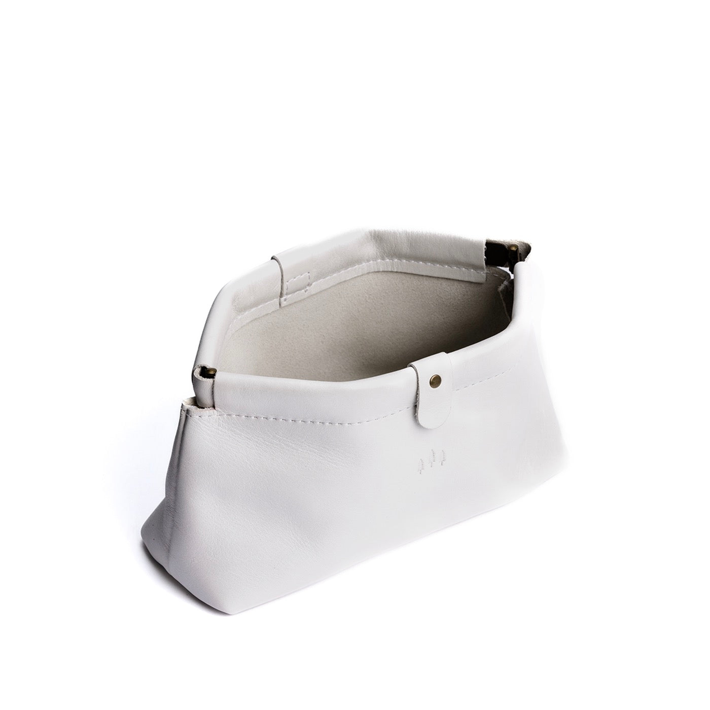 Pearl | Leather pouch with frame top closure and leather pull tab open