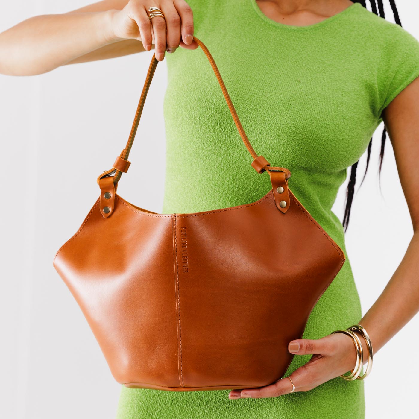 Honey Large | Structured bucket shaped handbag with an adjustable shoulder strap