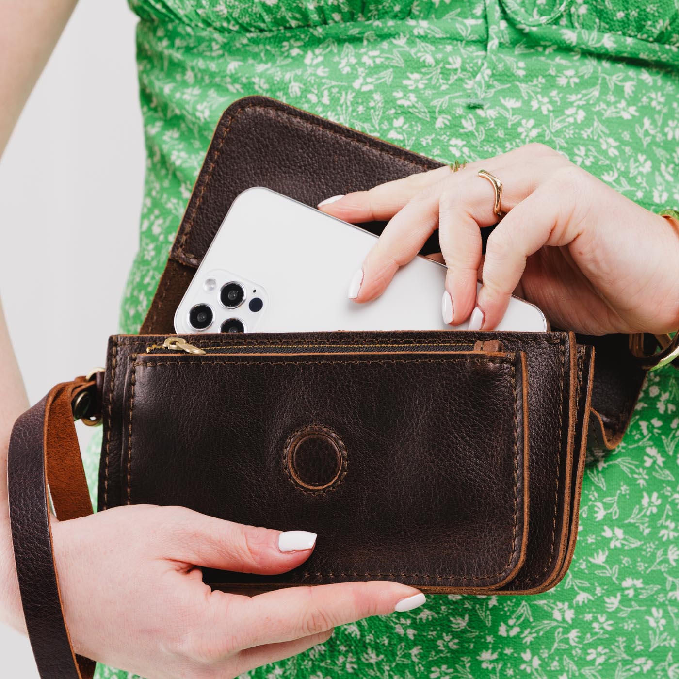 Coldbrew | Leather wallet clutch with wristlet and magnetic closure