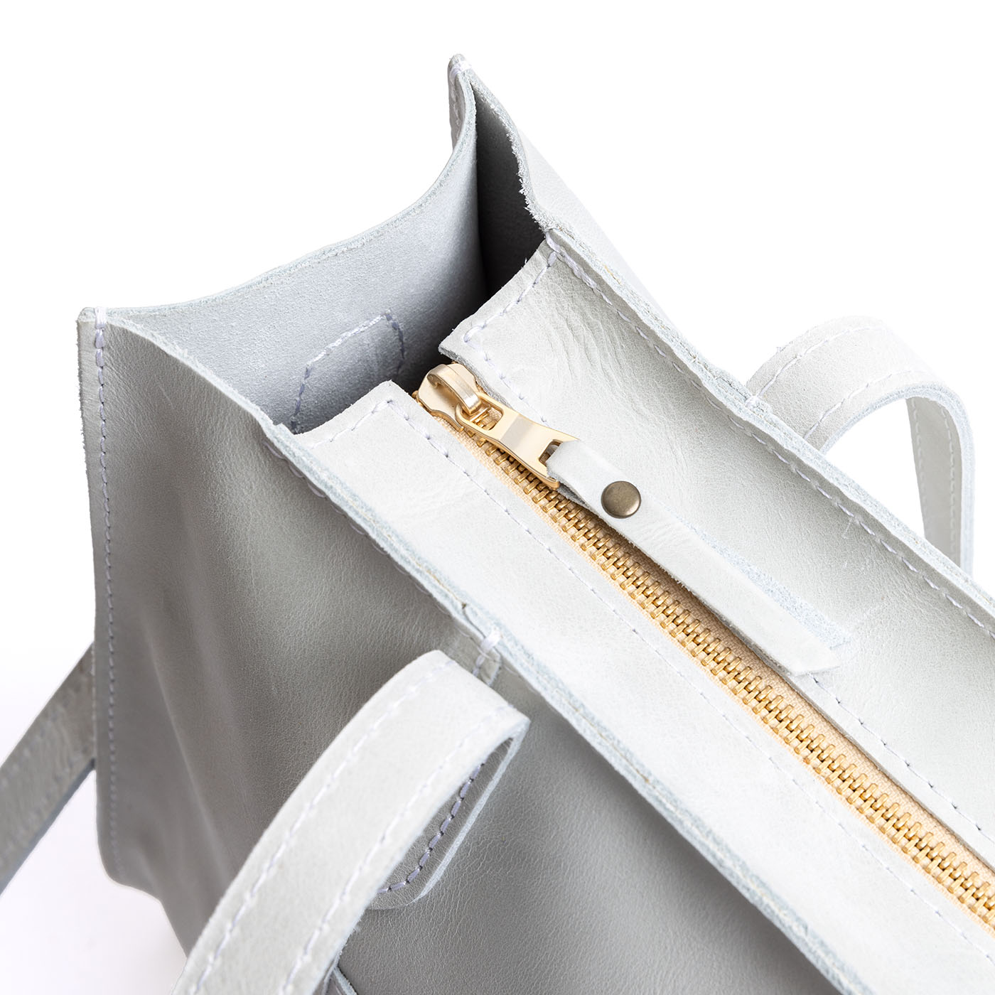 Beluga*East/West | Closeup of tote bag's zipper closure