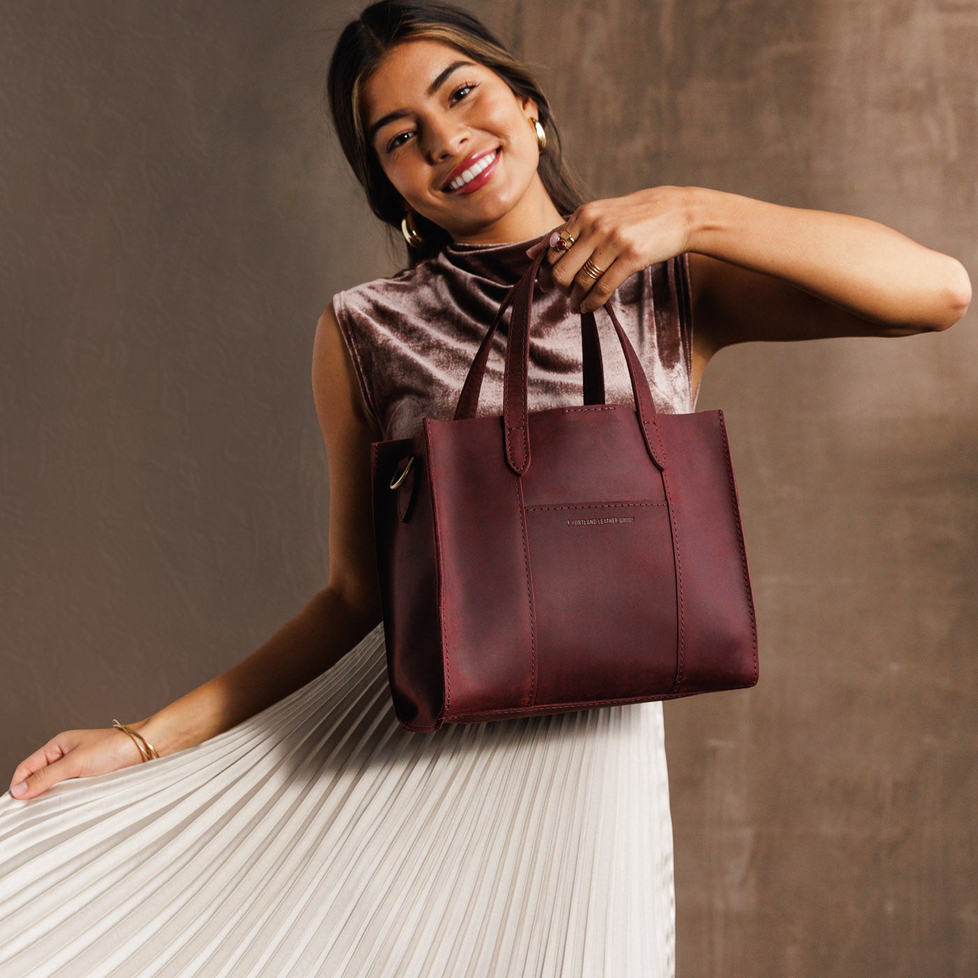 Merlot | Structured mid-size tote bag with overlapping panels and crossbody strap