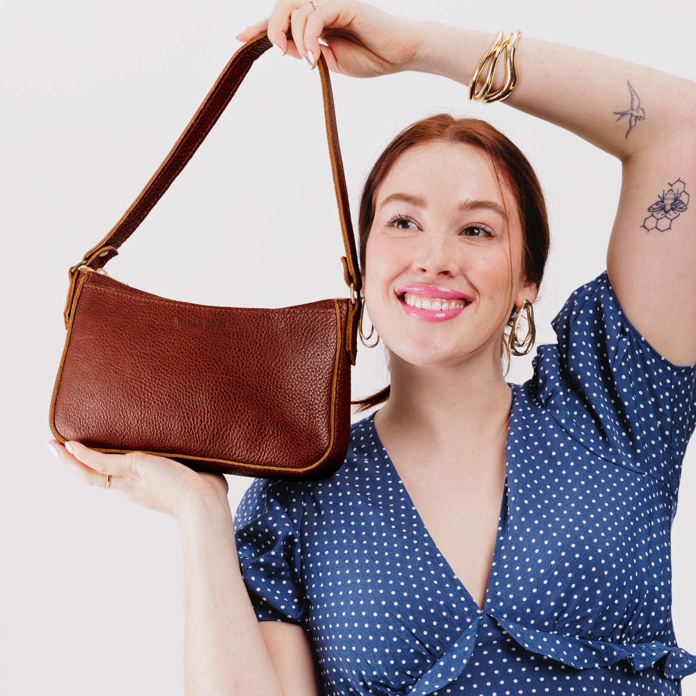  Nutmeg | Petite bean shaped shoulder bag with a zipper closure