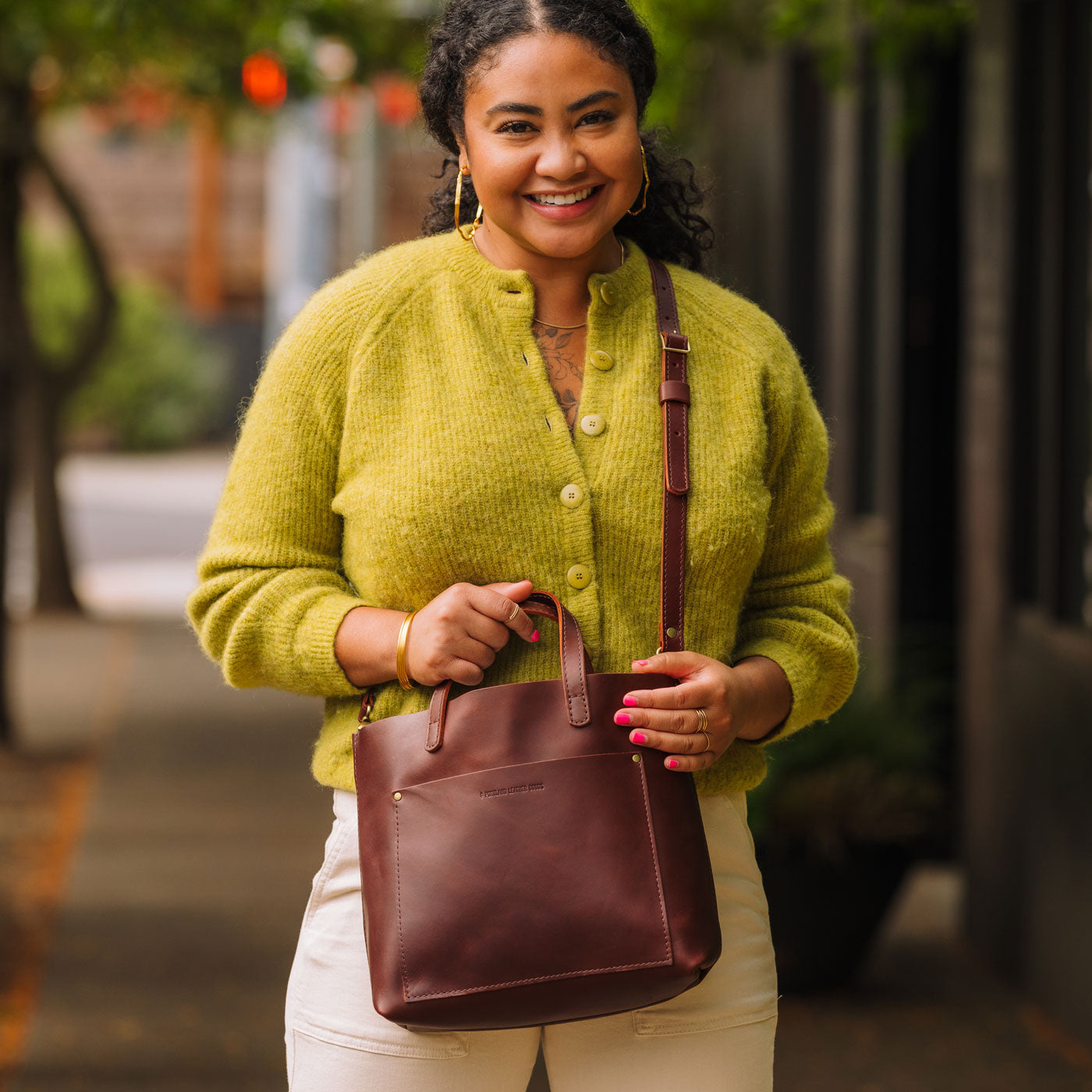 Cognac*Classic | Midsize crossbody tote with handles and a pocket