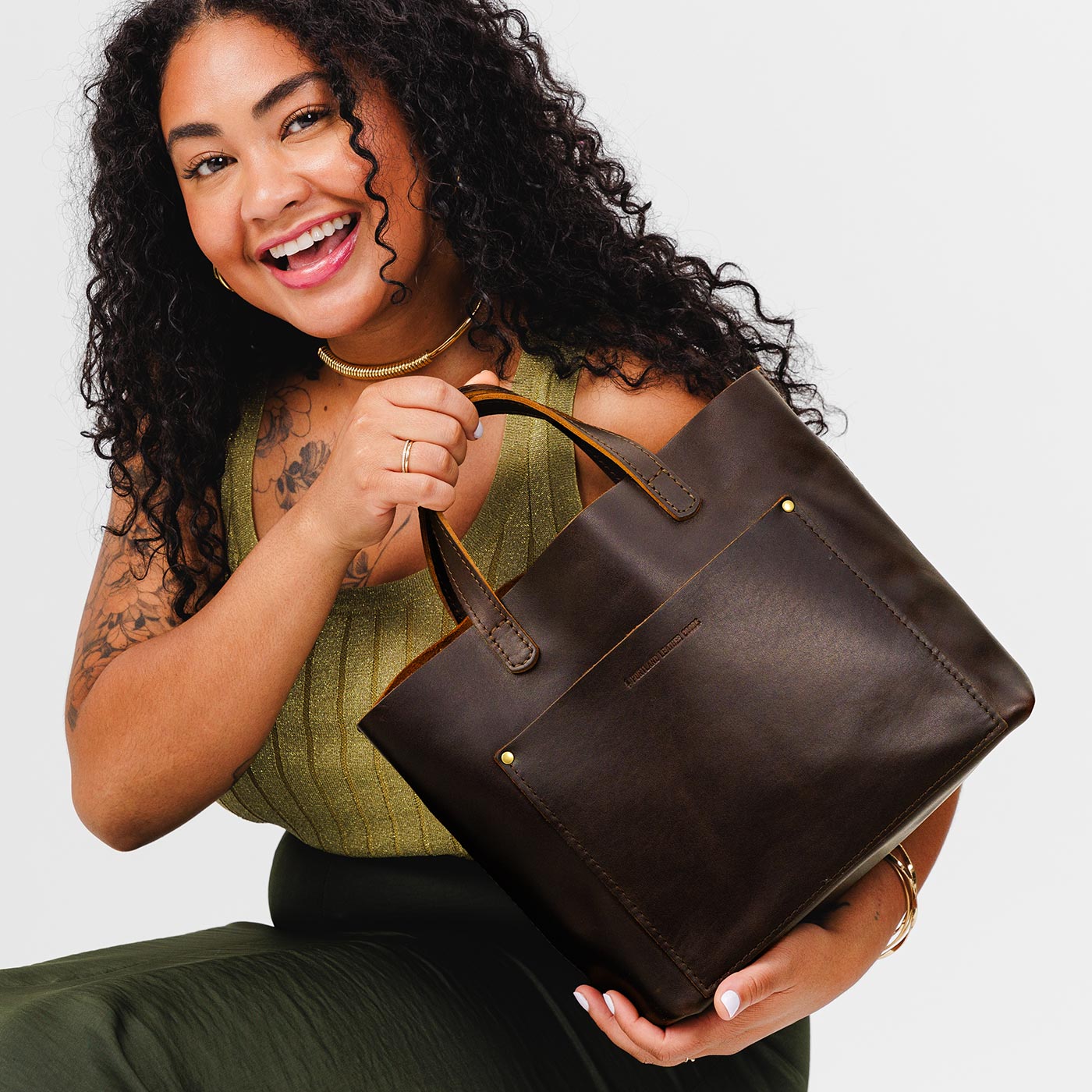 Grizzly Classic | Midsize crossbody tote with handles and a pocket