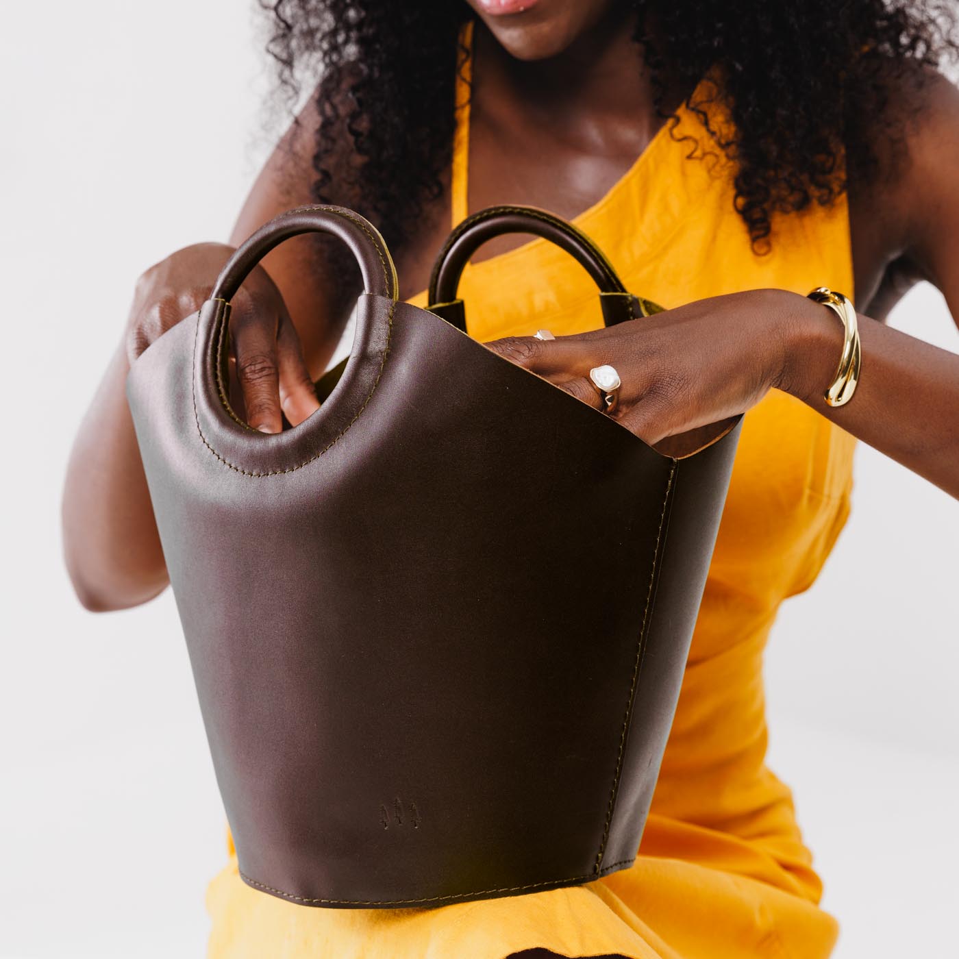 Grizzly*Large | Model holding structured leather hand bag with circular handles