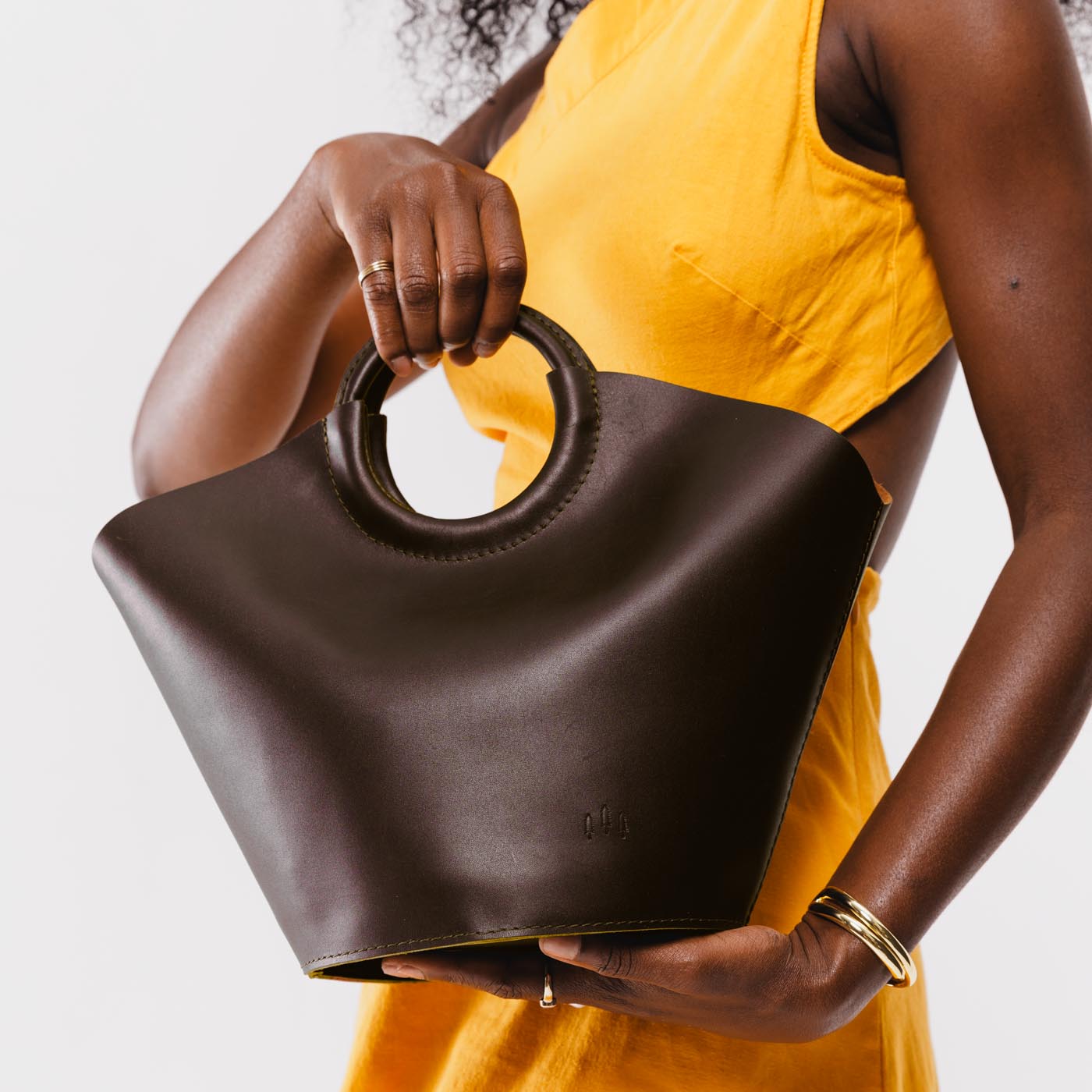 Grizzly*Large | Model holding structured leather hand bag with circular handles