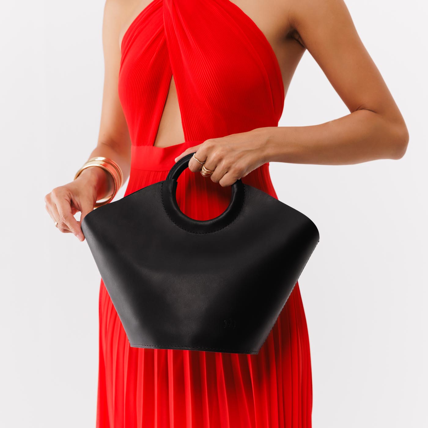 Black Large | Model holding structured leather hand bag with circular handles