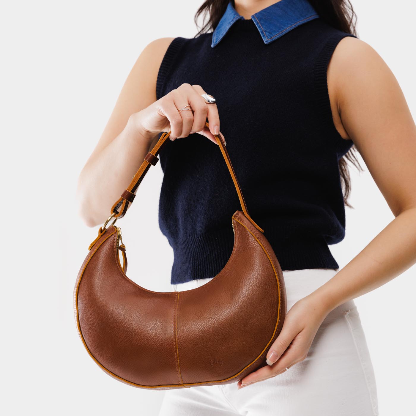 Nuez Classic | Crescent shaped shoulder bag with zipper closure and adjustable strap