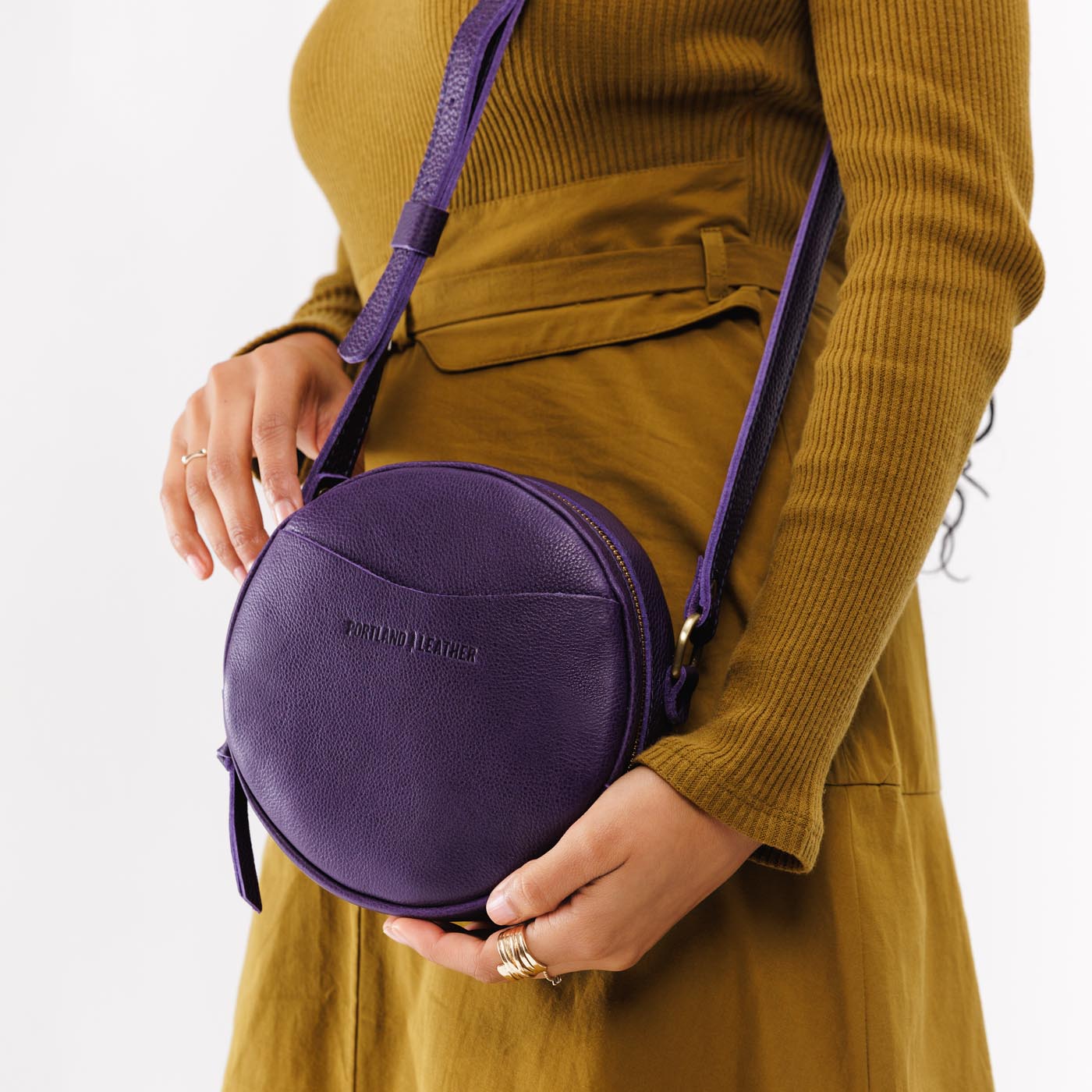 Empire Small | Circle shaped crossbody with exterior pocket and top zipper