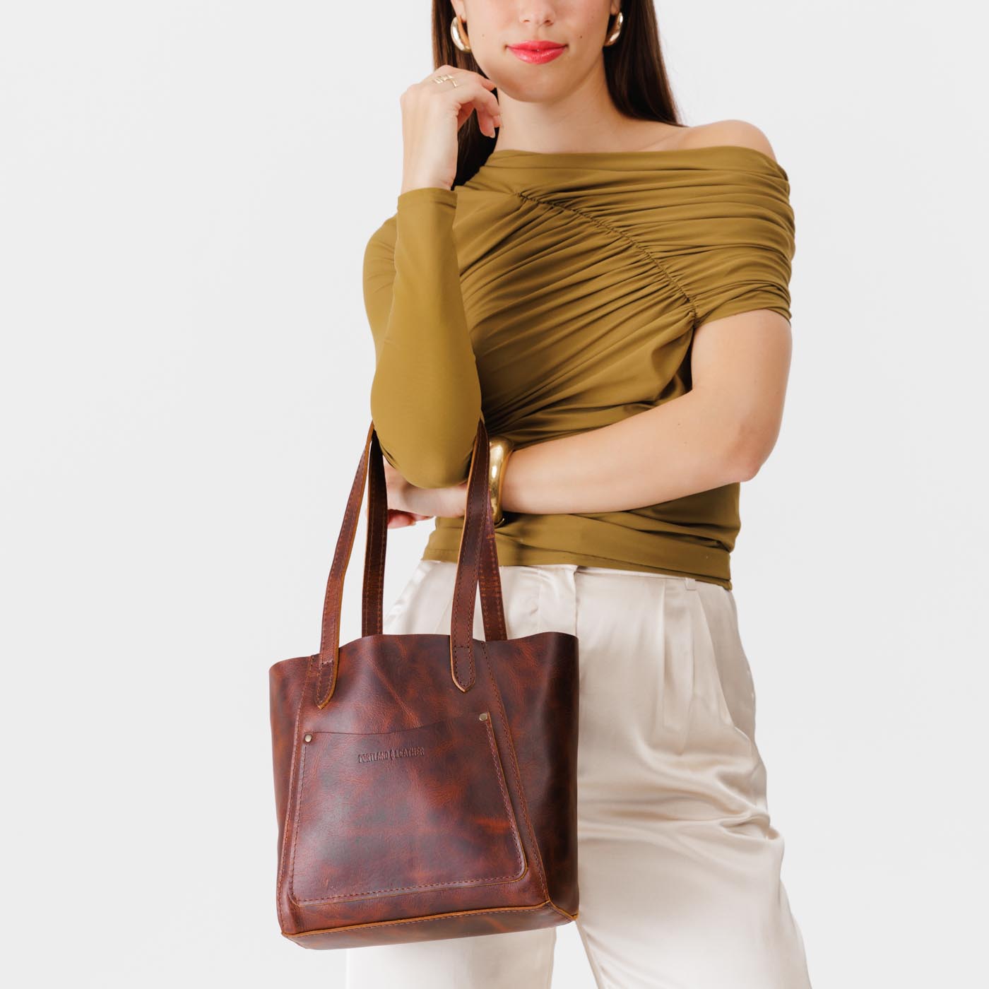 Lava Small | Slim tote bag with dual shoulder straps and interior and exterior pockets