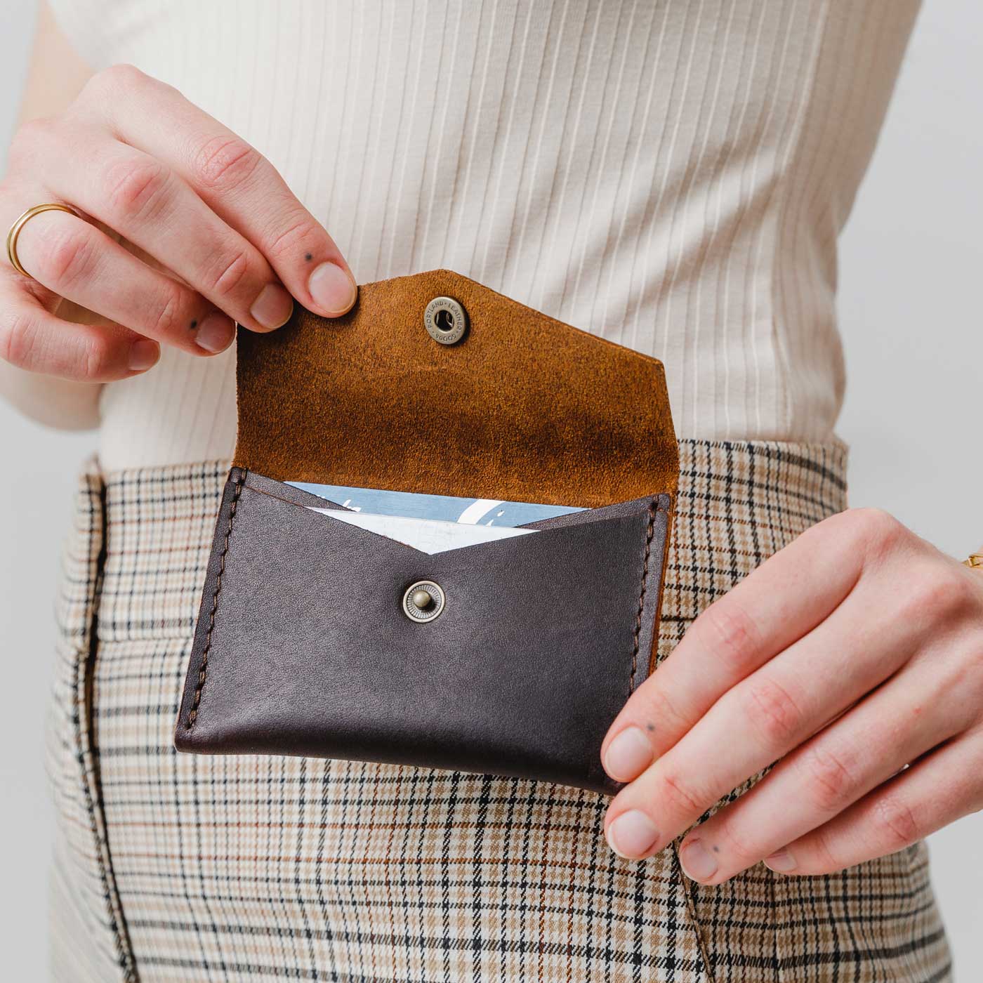 Grizzly | Model holding small leather envelope card wallet open