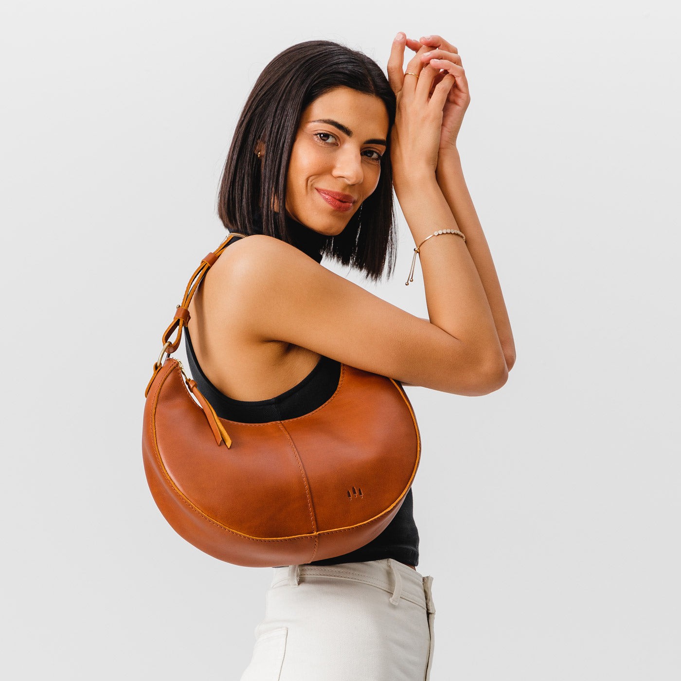 Honey Classic | Crescent shaped shoulder bag with zipper closure and adjustable strap